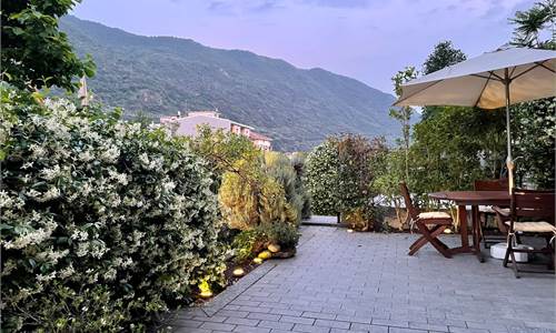 “Un caffè nella tua corte, due passi e sei al lago”